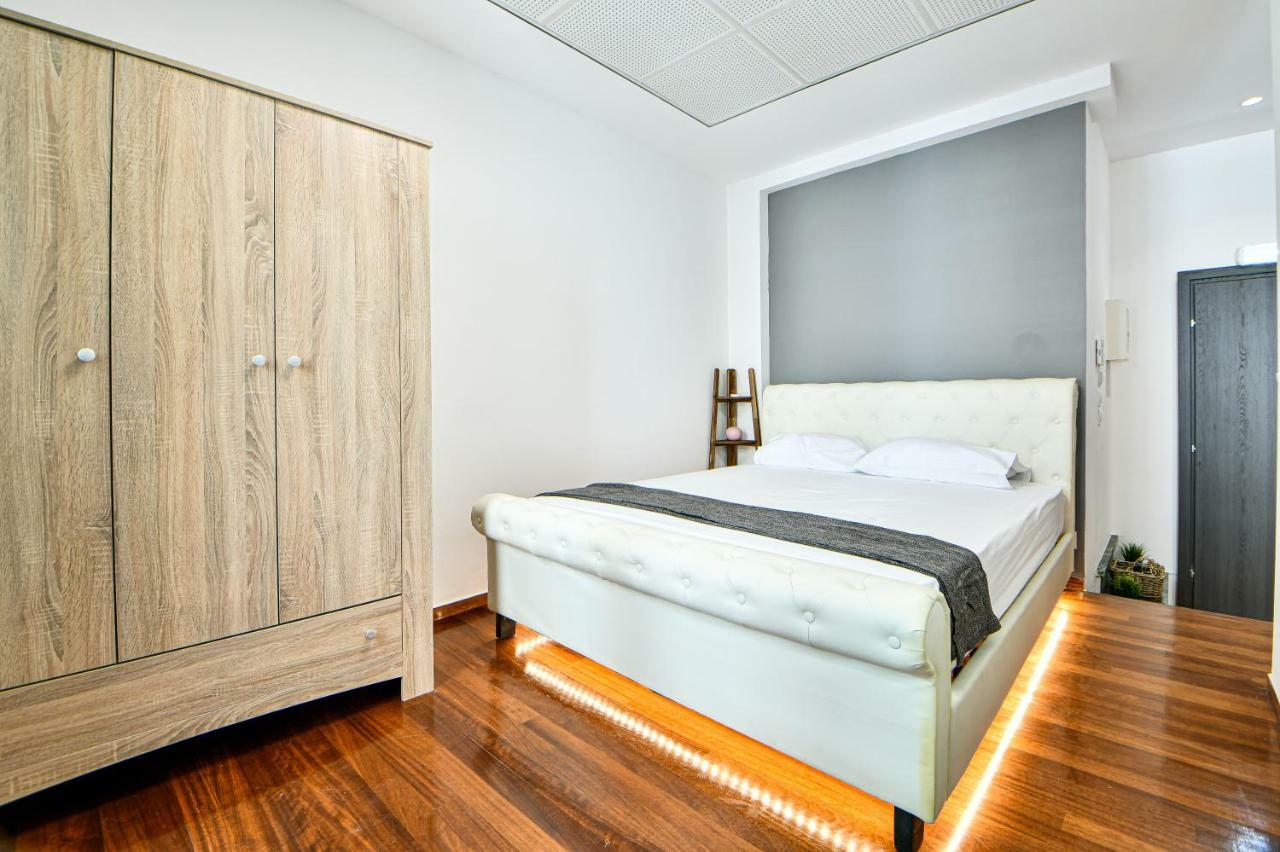 Flowers Of Athens, Boutique Aparthotel With 6-Apartments In Central Athena Bagian luar foto