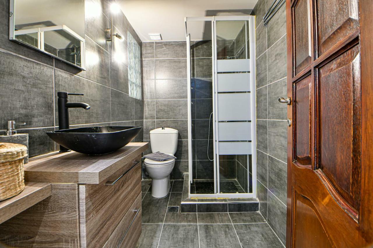 Flowers Of Athens, Boutique Aparthotel With 6-Apartments In Central Athena Bagian luar foto
