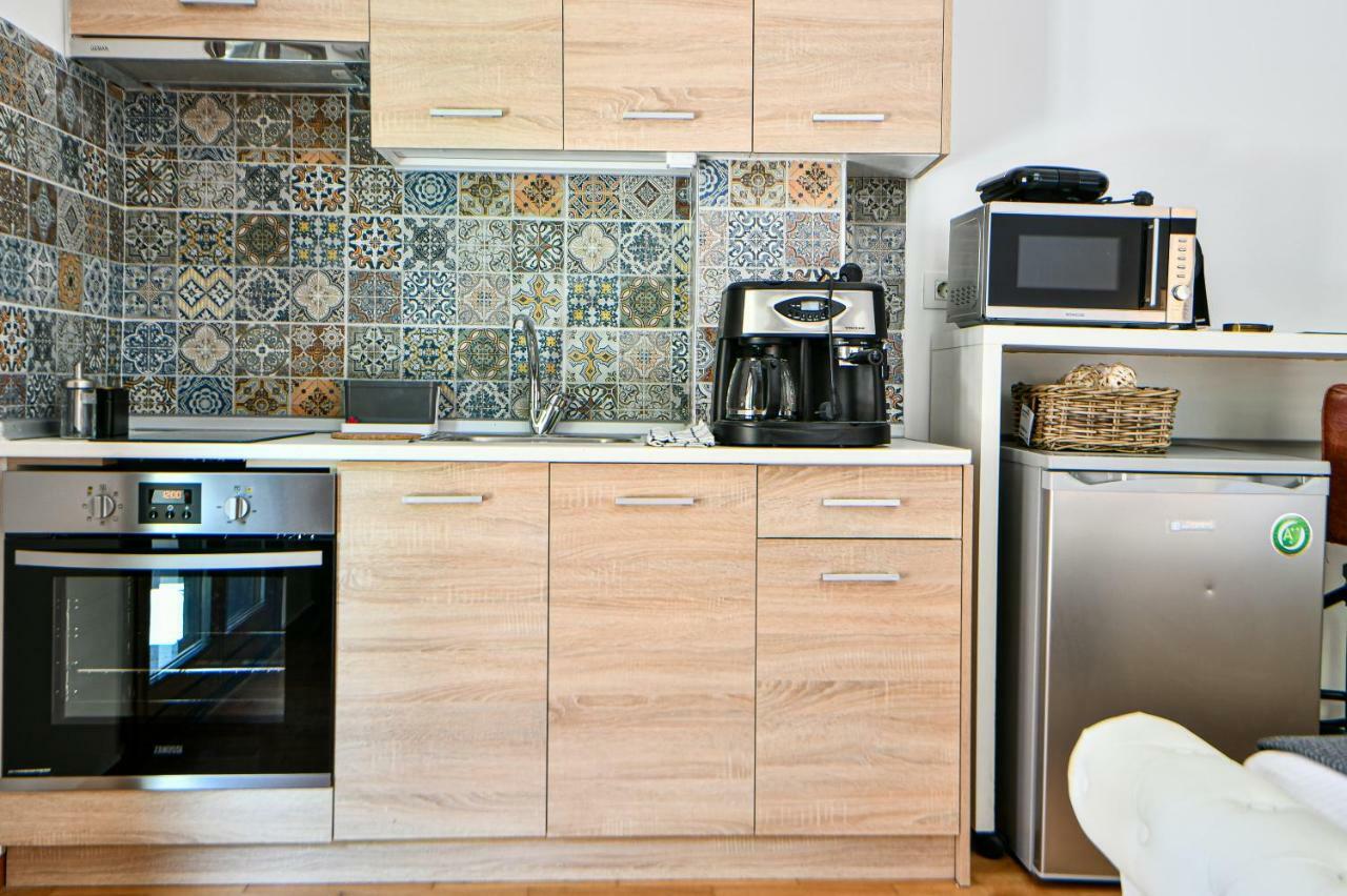 Flowers Of Athens, Boutique Aparthotel With 6-Apartments In Central Athena Bagian luar foto