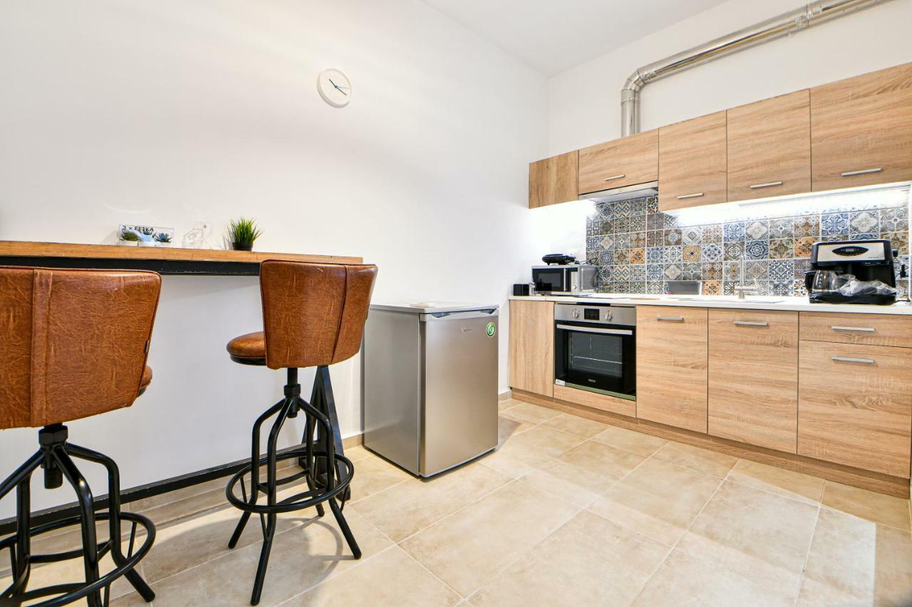 Flowers Of Athens, Boutique Aparthotel With 6-Apartments In Central Athena Bagian luar foto